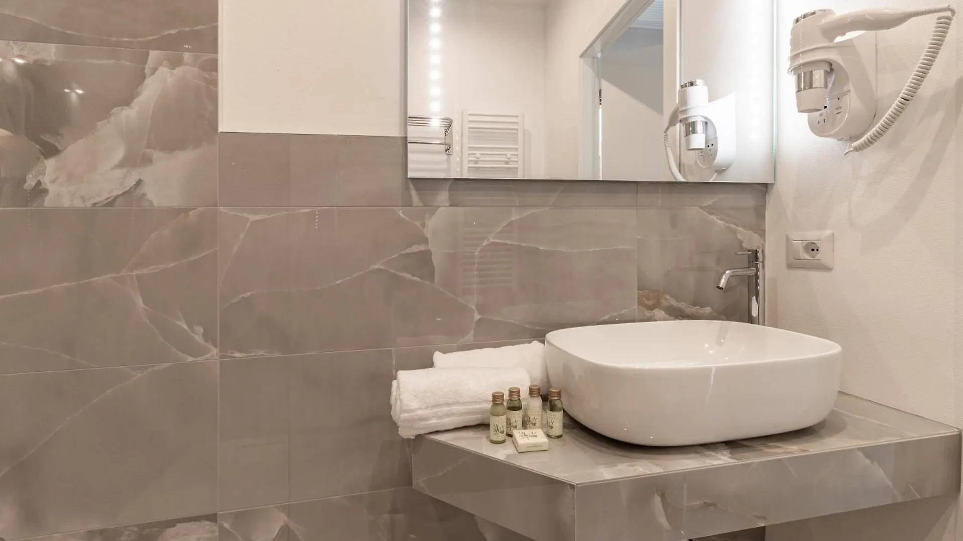 Hotel Biancamano Rimini 3*,