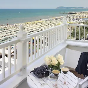 4* Hotel Tiffany's